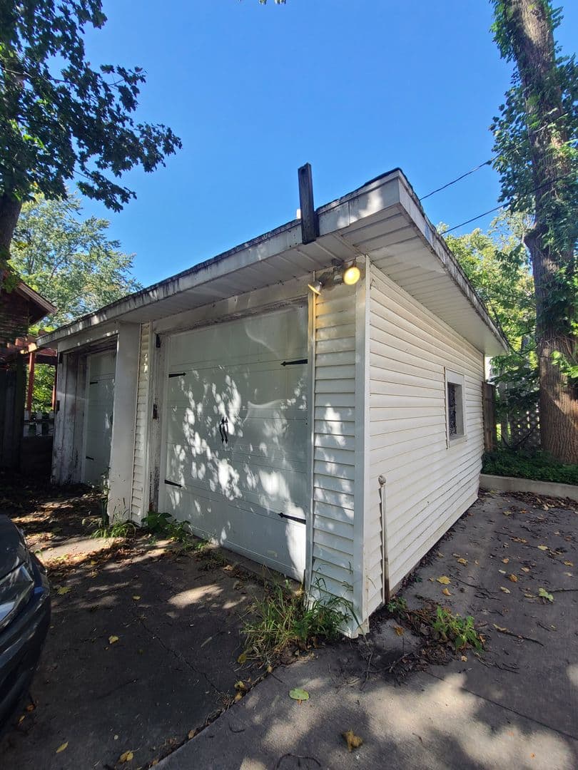 Champaign House: 609 S Prairie Ave
