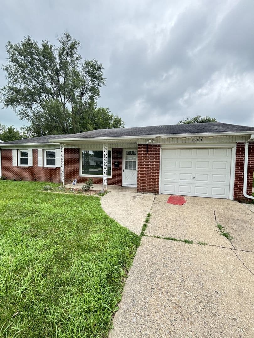 Urbana House: 2309 Rainbow View