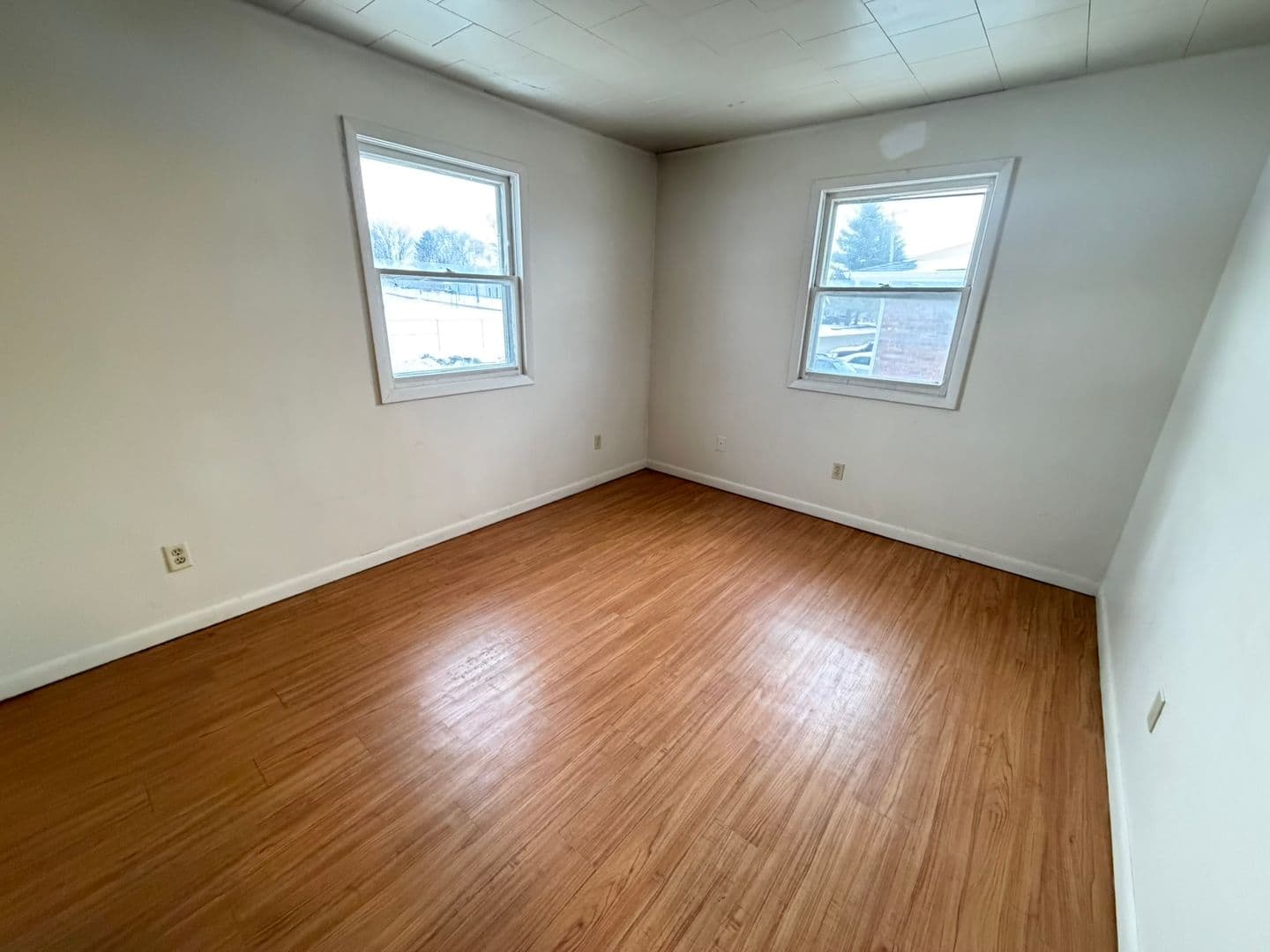 White Heath Apartment: 202 W Commercial St