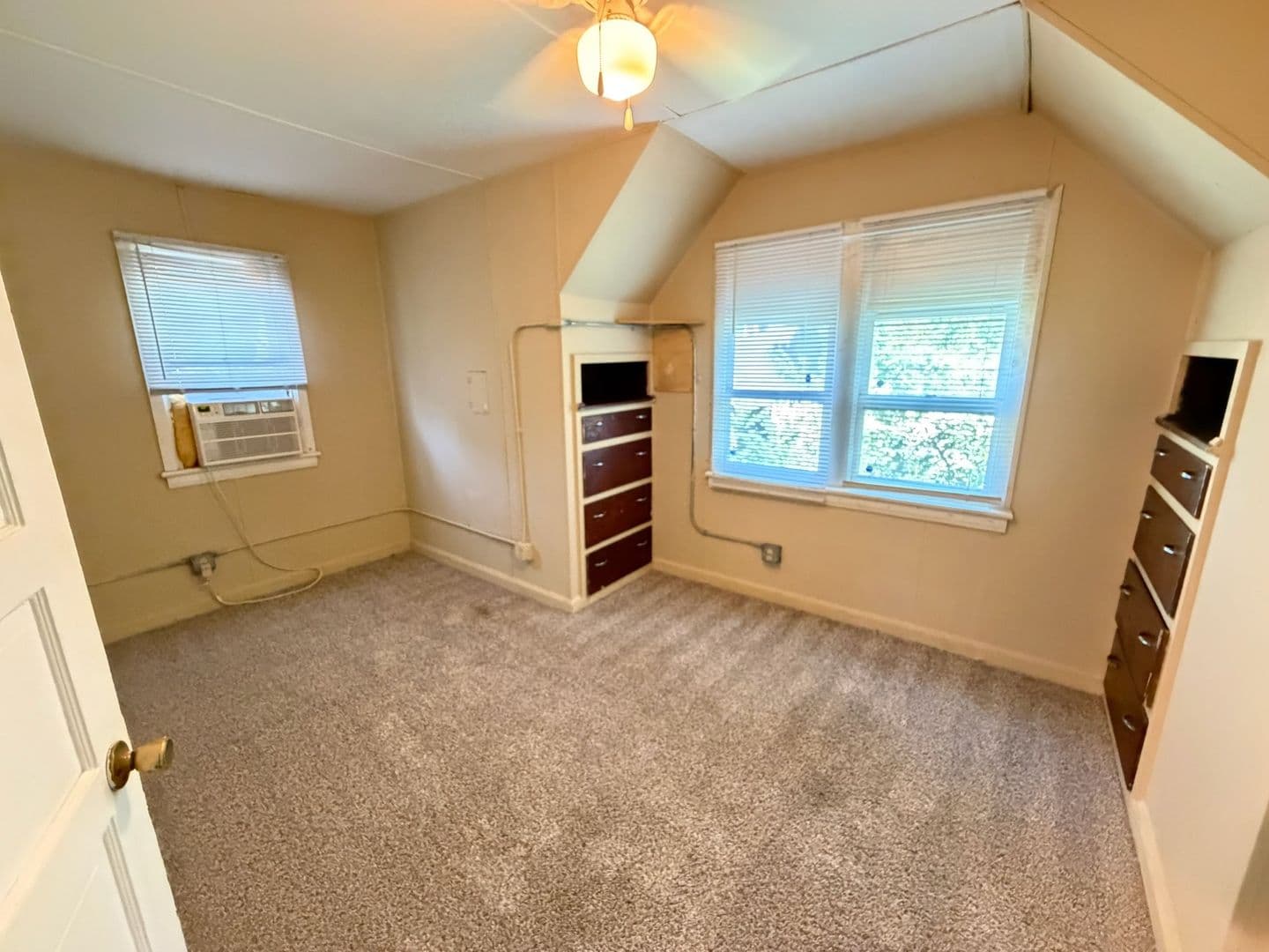 Urbana Apartment: 904 S. Webber