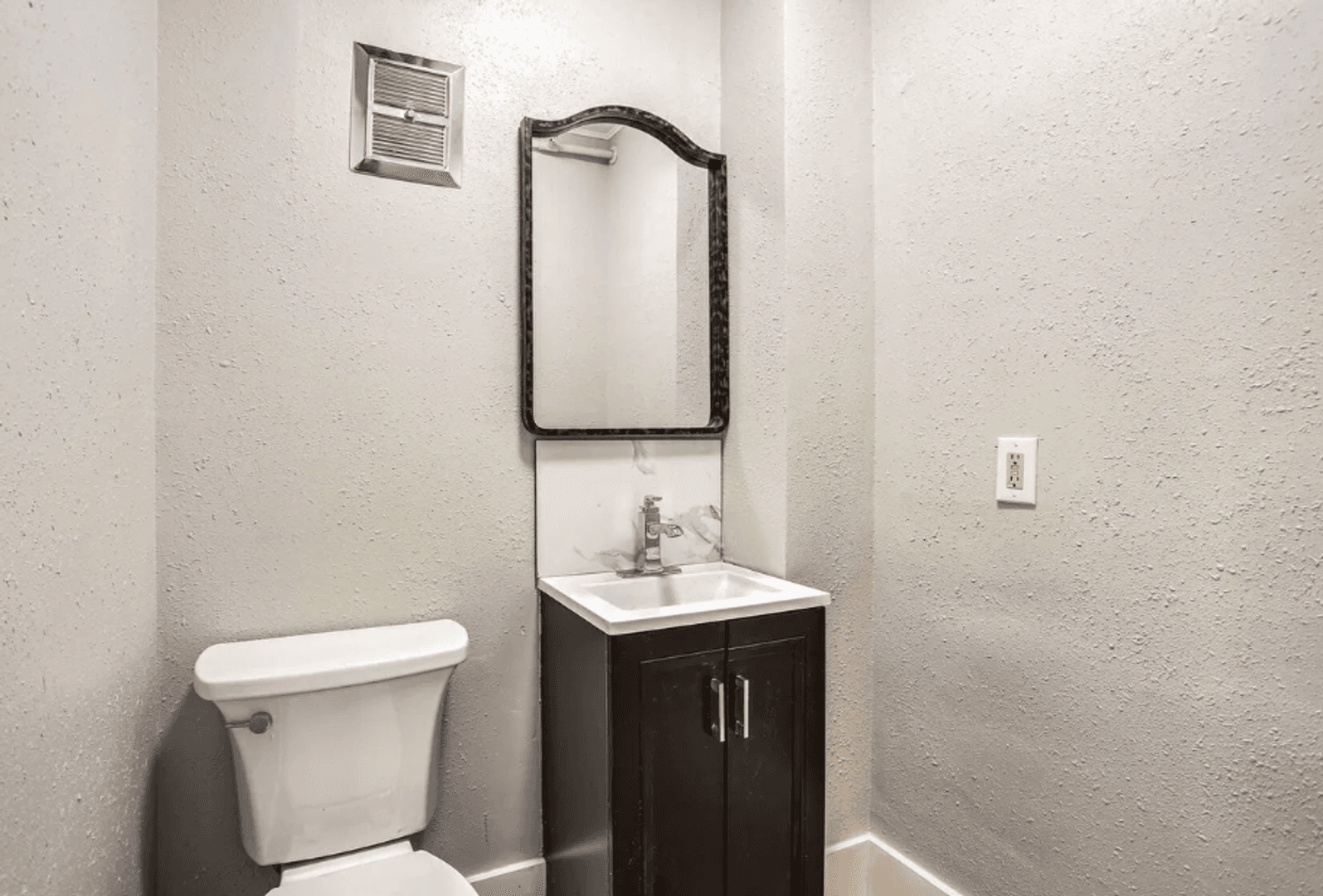Champaign House: 506 E Church St