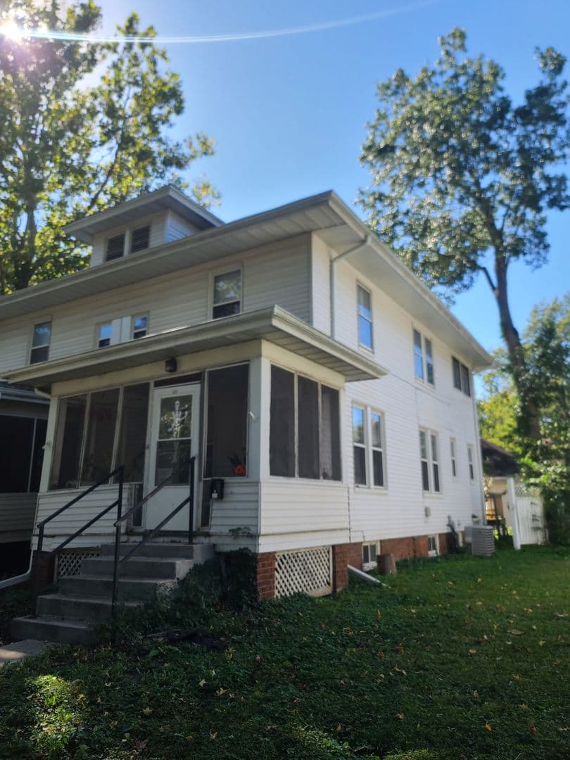 Champaign House: 609 S Prairie Ave