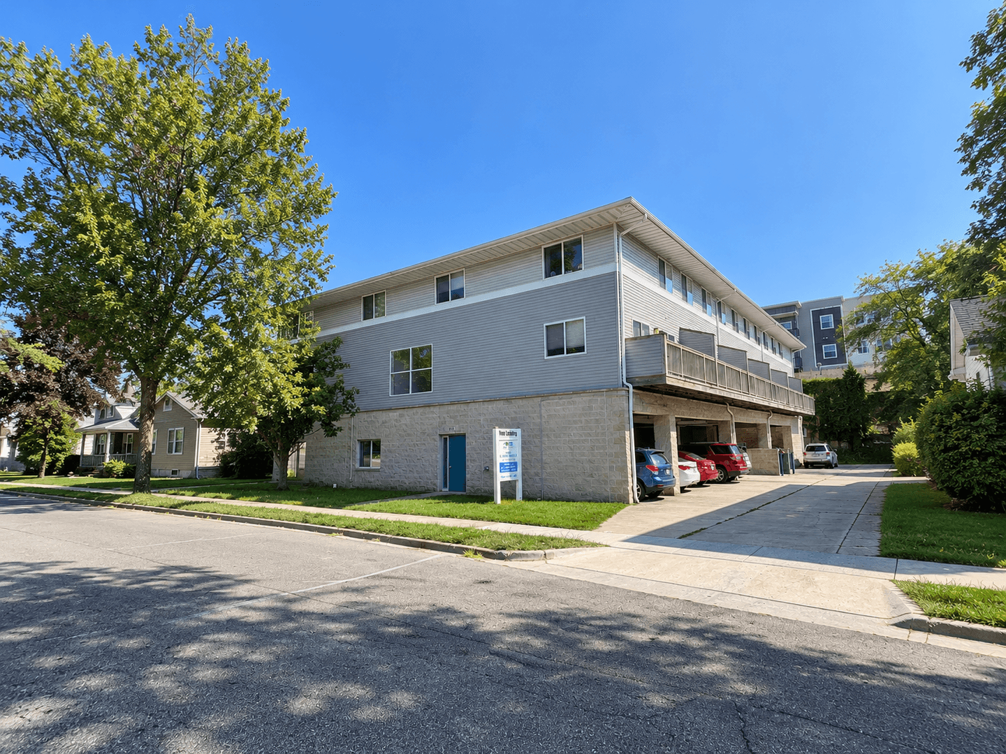 Urbana Apartment: 905 West Springfield Avenue