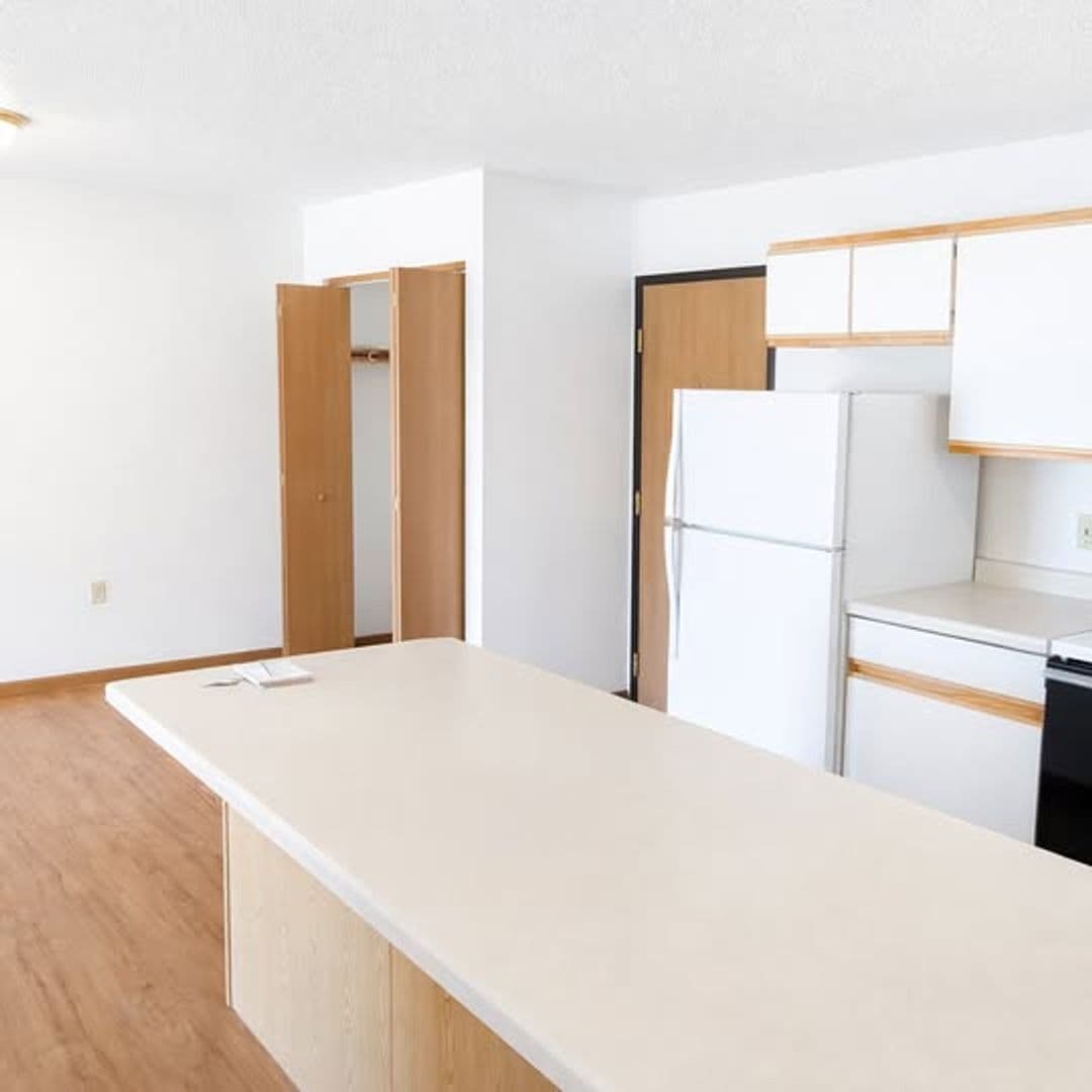 Holmen Apartment: 621-629 Amy Dr.
