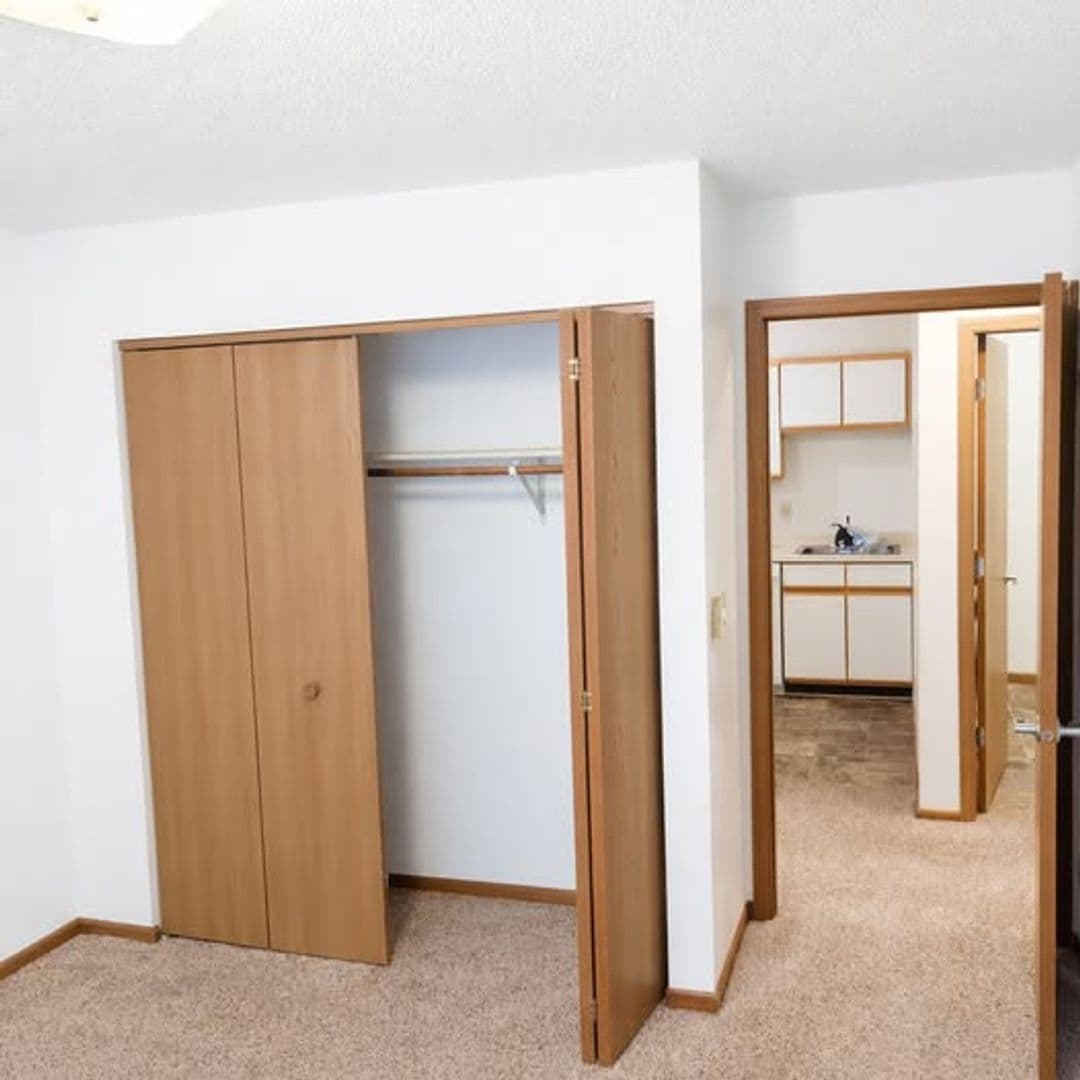 Holmen Apartment: 621-629 Amy Dr.