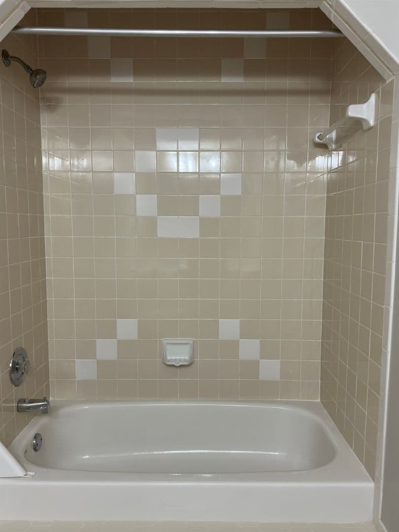 Great Falls House: 11560 Holly Briar Lane