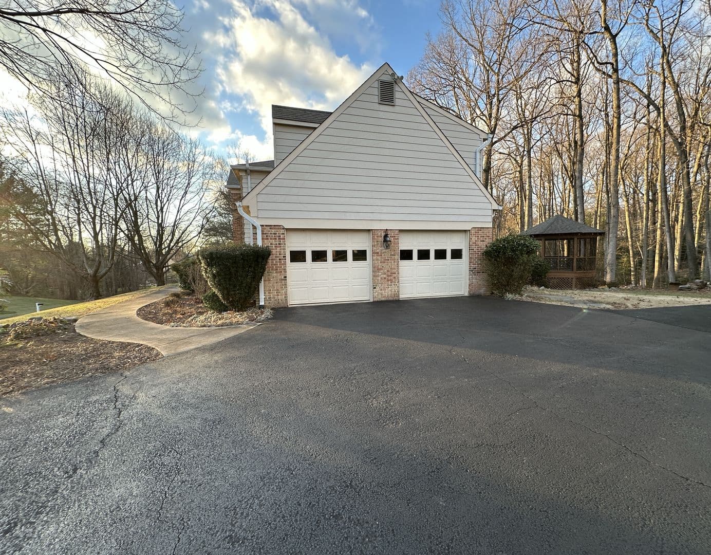 Great Falls House: 11560 Holly Briar Lane