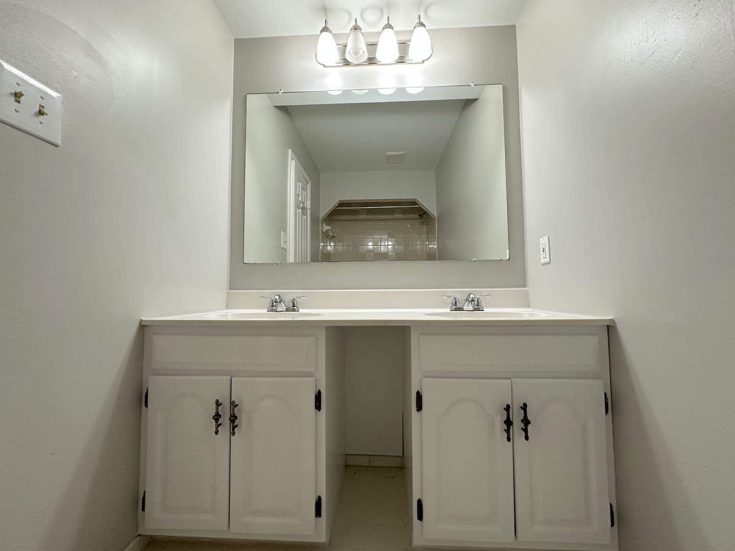 Great Falls House: 11560 Holly Briar Lane