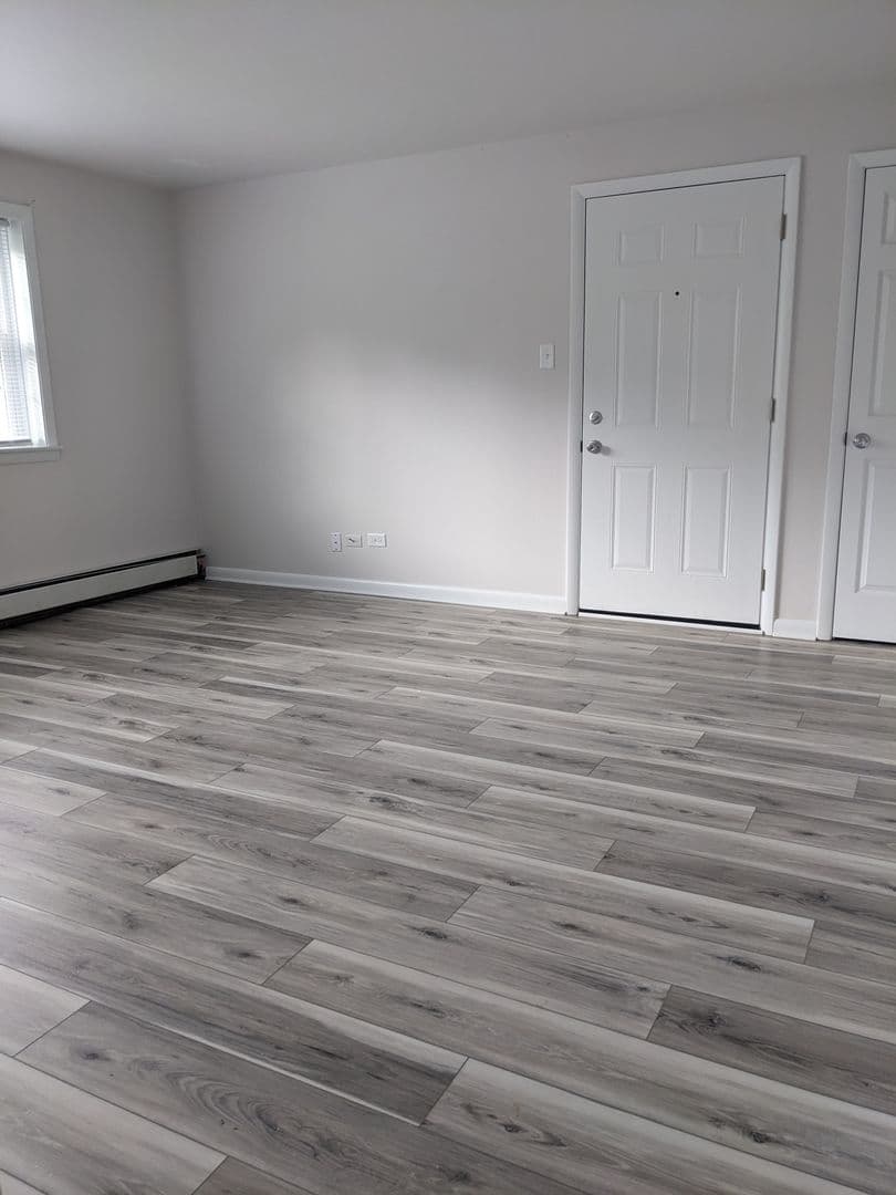 Joliet Apartment: 600 Kungs Way