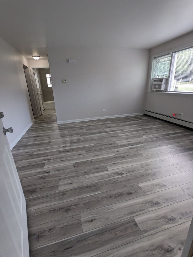 Joliet Apartment: 600 Kungs Way