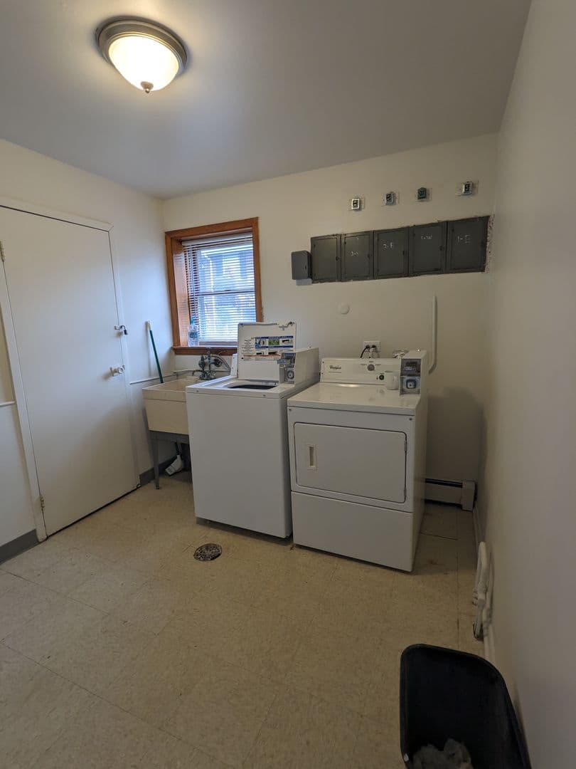 Joliet Apartment: 600 Kungs Way