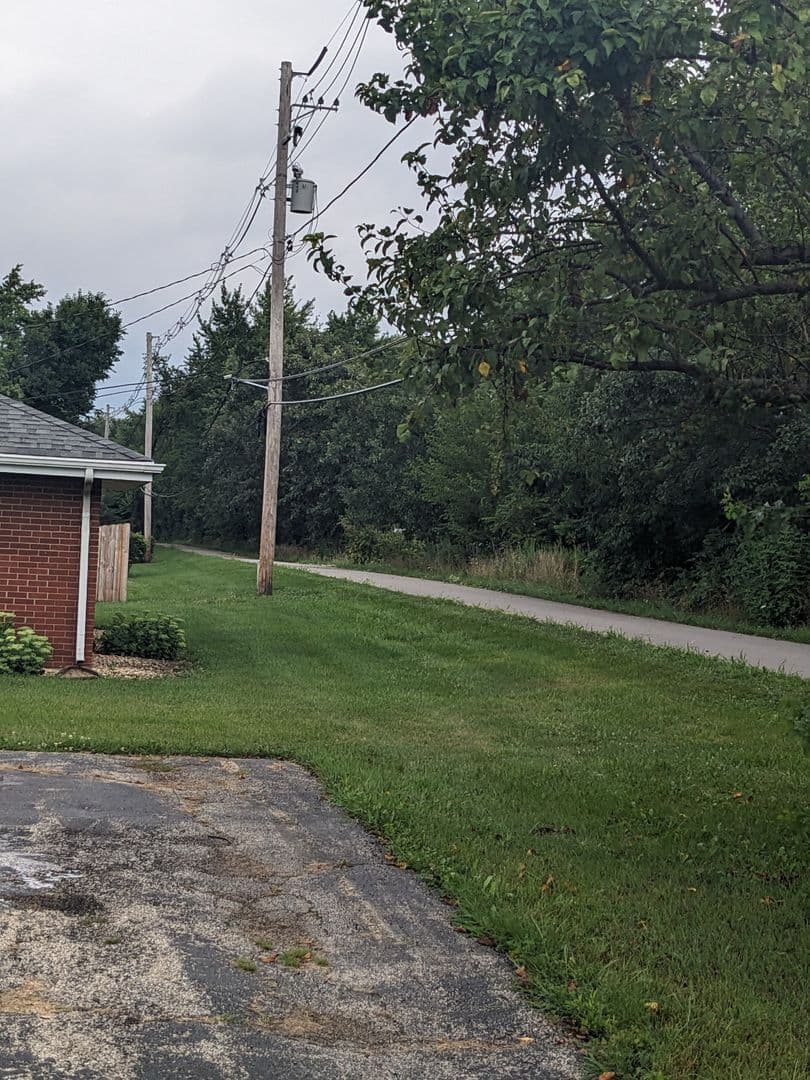 Joliet Apartment: 600 Kungs Way