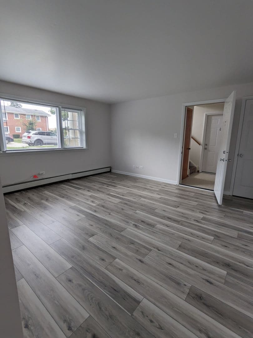 Joliet Apartment: 600 Kungs Way