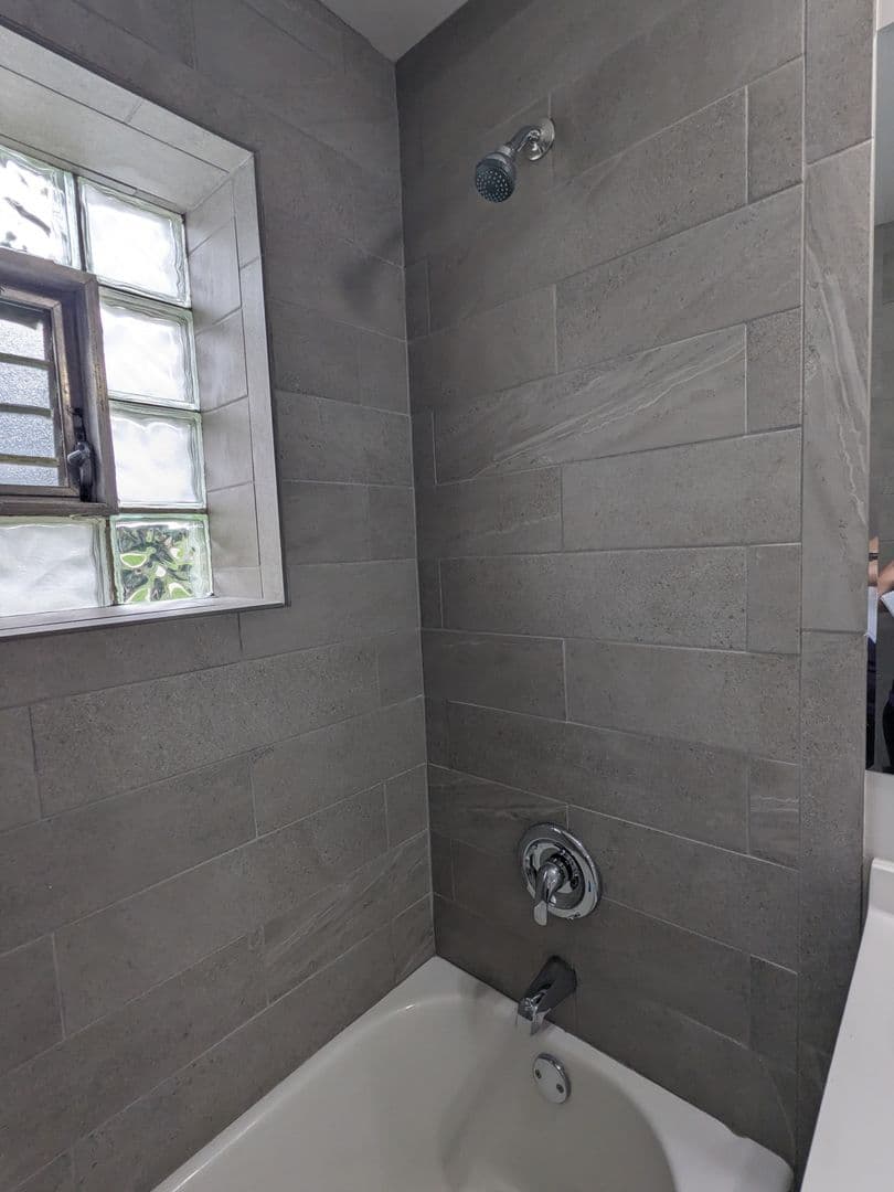 Joliet Apartment: 600 Kungs Way