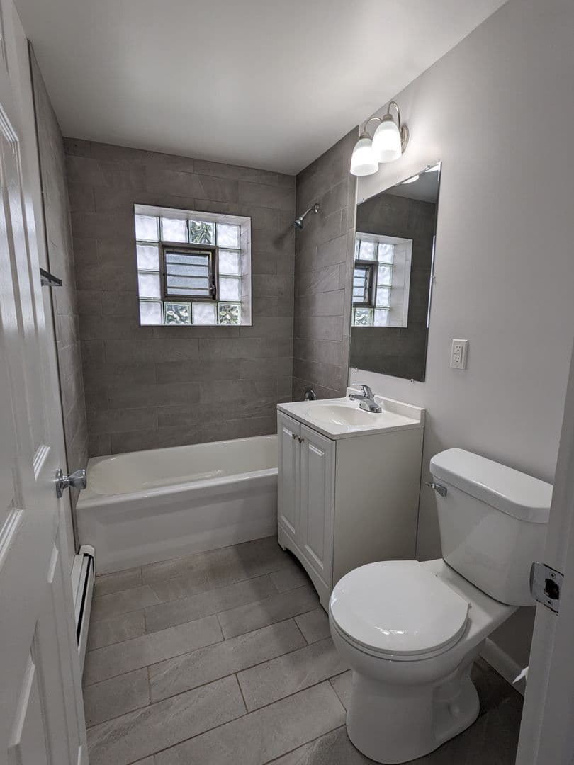 Joliet Apartment: 600 Kungs Way