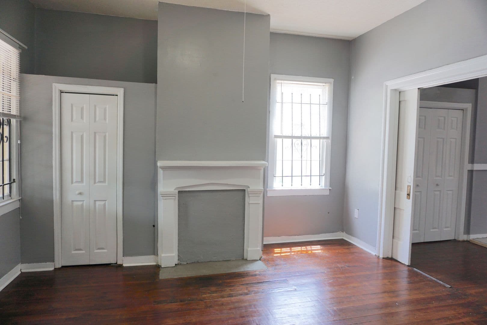 Savannah House: 301 W Waldburg St