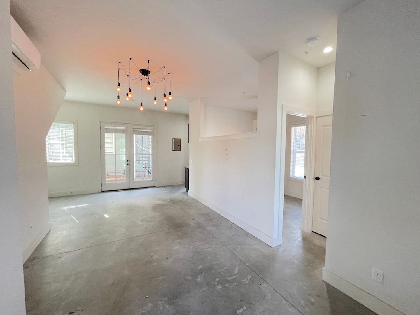 Savannah Apartment: 609 E. Duffy Lane