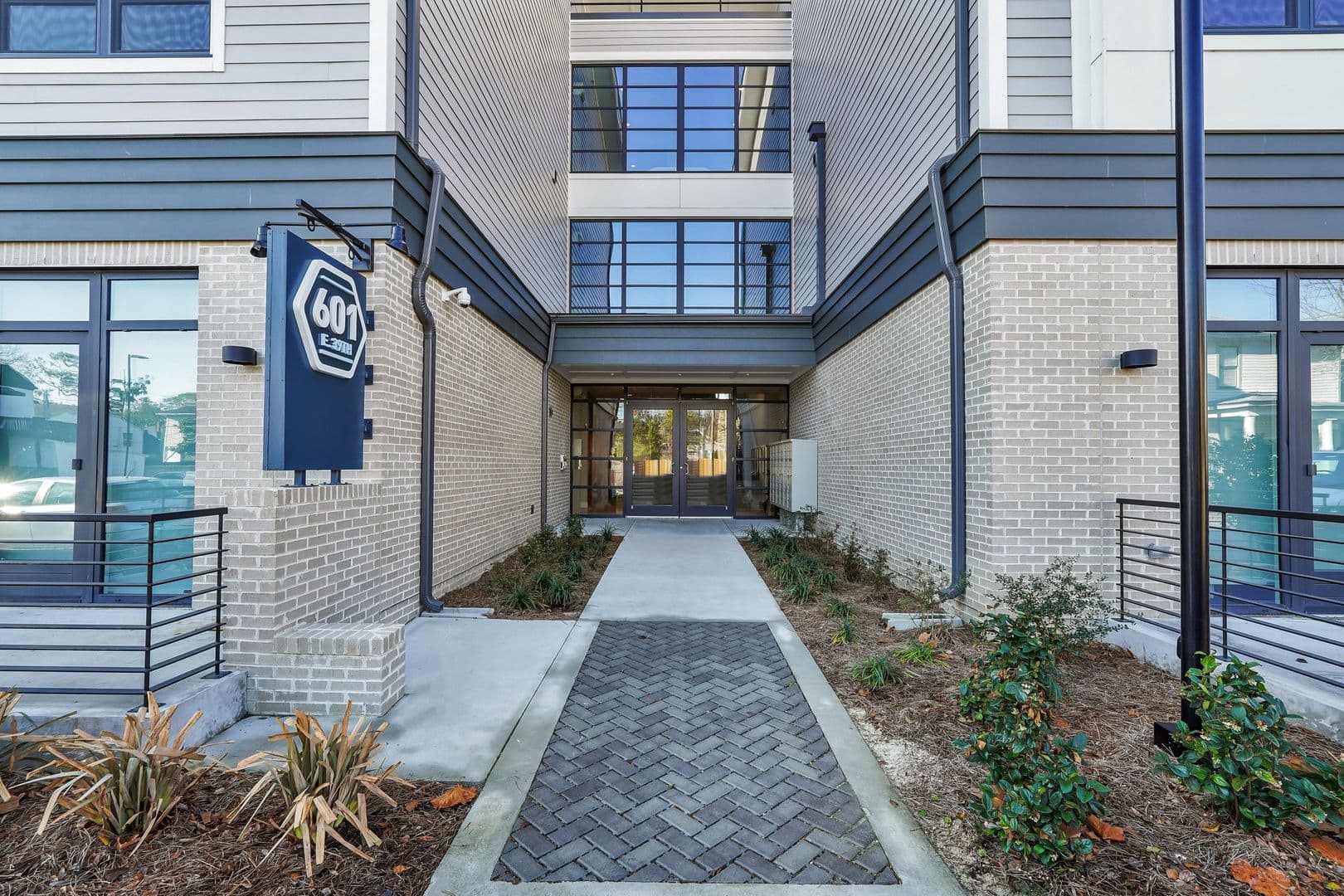 Savannah Apartment: 601 East 39th St