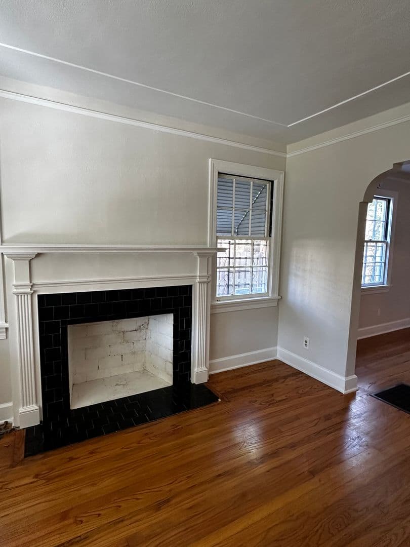 Savannah House: 6 W 50th St