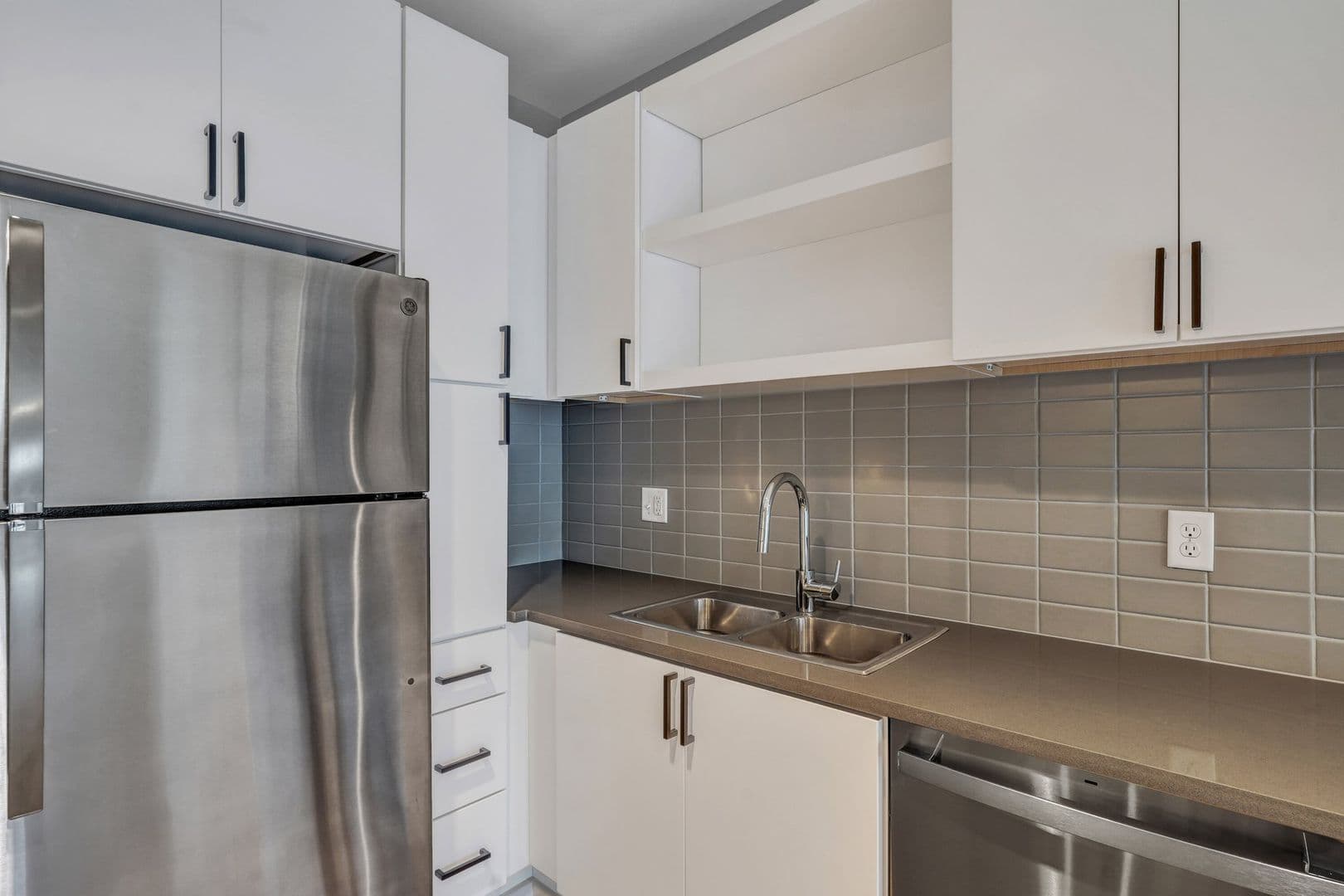 Savannah Apartment: 601 East 39th St
