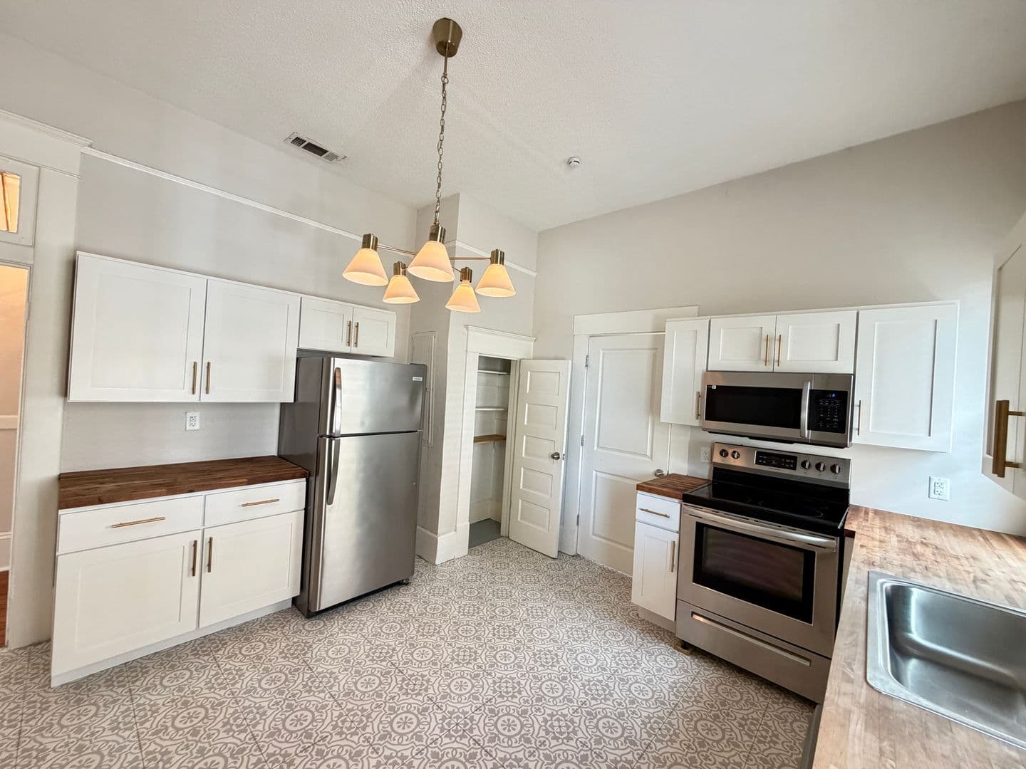 Savannah Apartment: 1016 E Anderson St