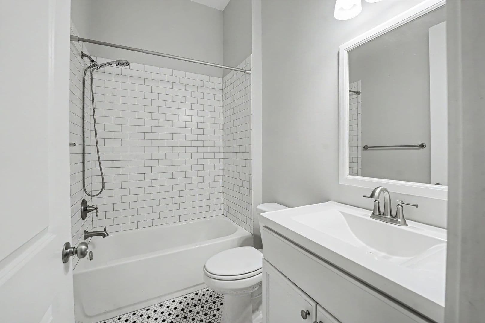 Savannah Apartment: 311 W 39th St