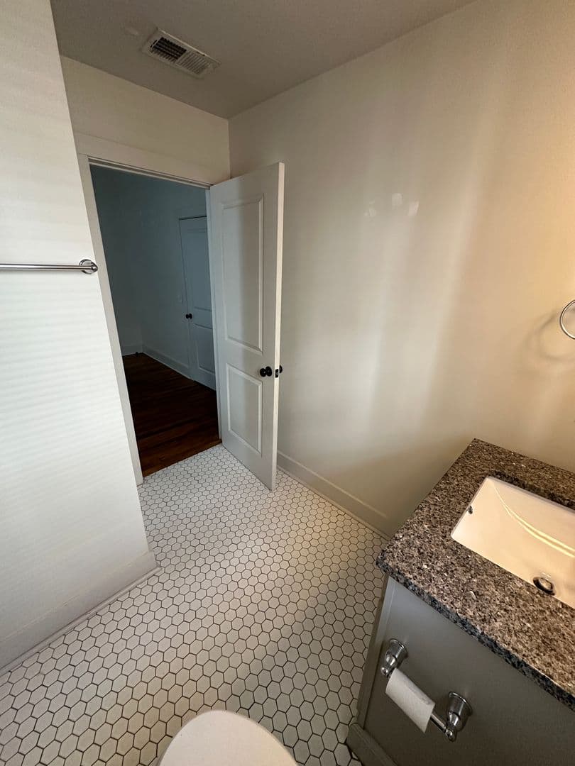 Savannah House: 614 E. Henry Street