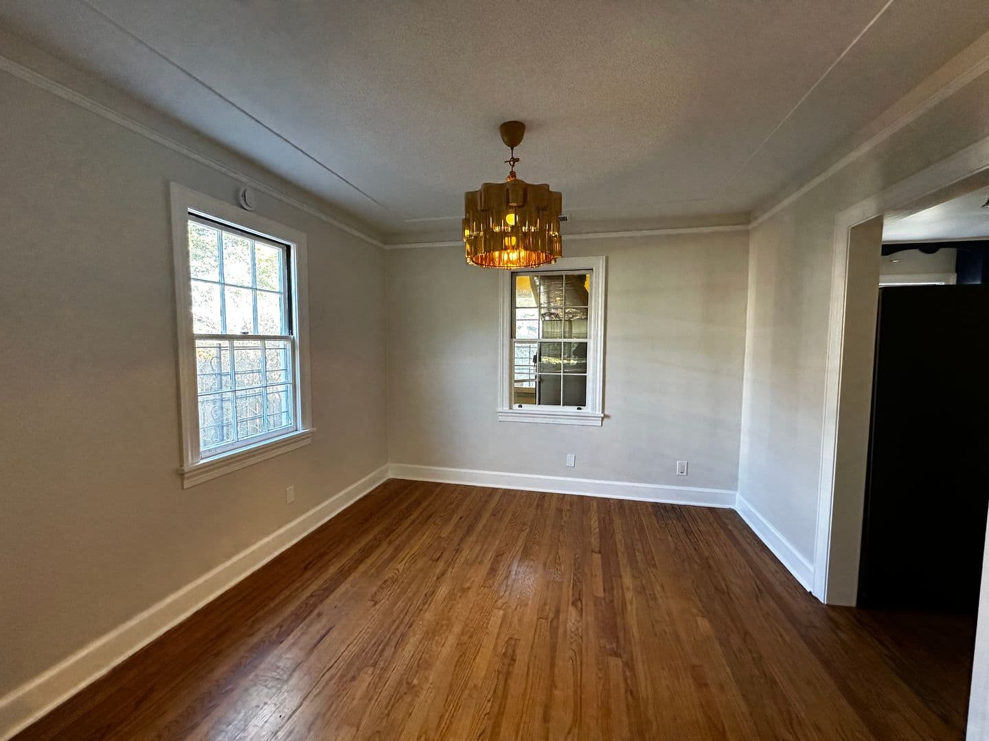 Savannah House: 6 W 50th St
