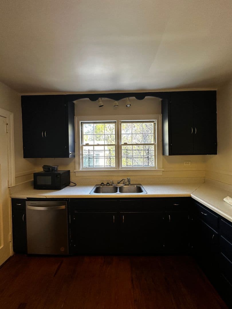 Savannah House: 6 W 50th St