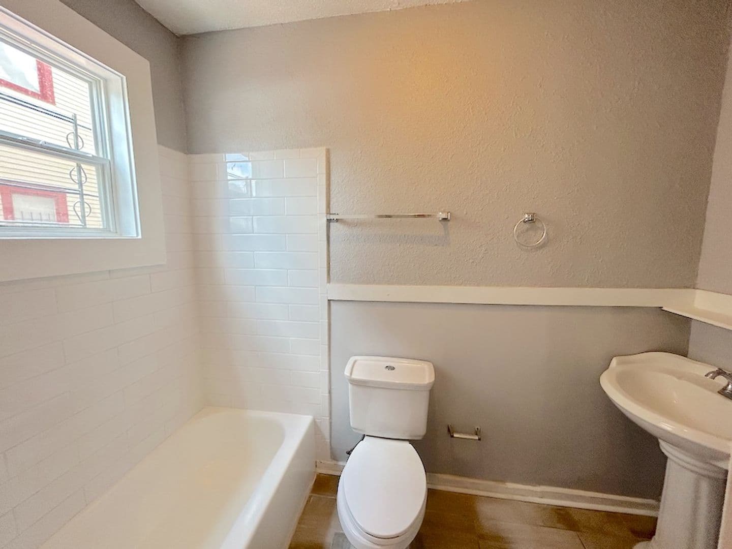 Savannah House: 301 W Waldburg St