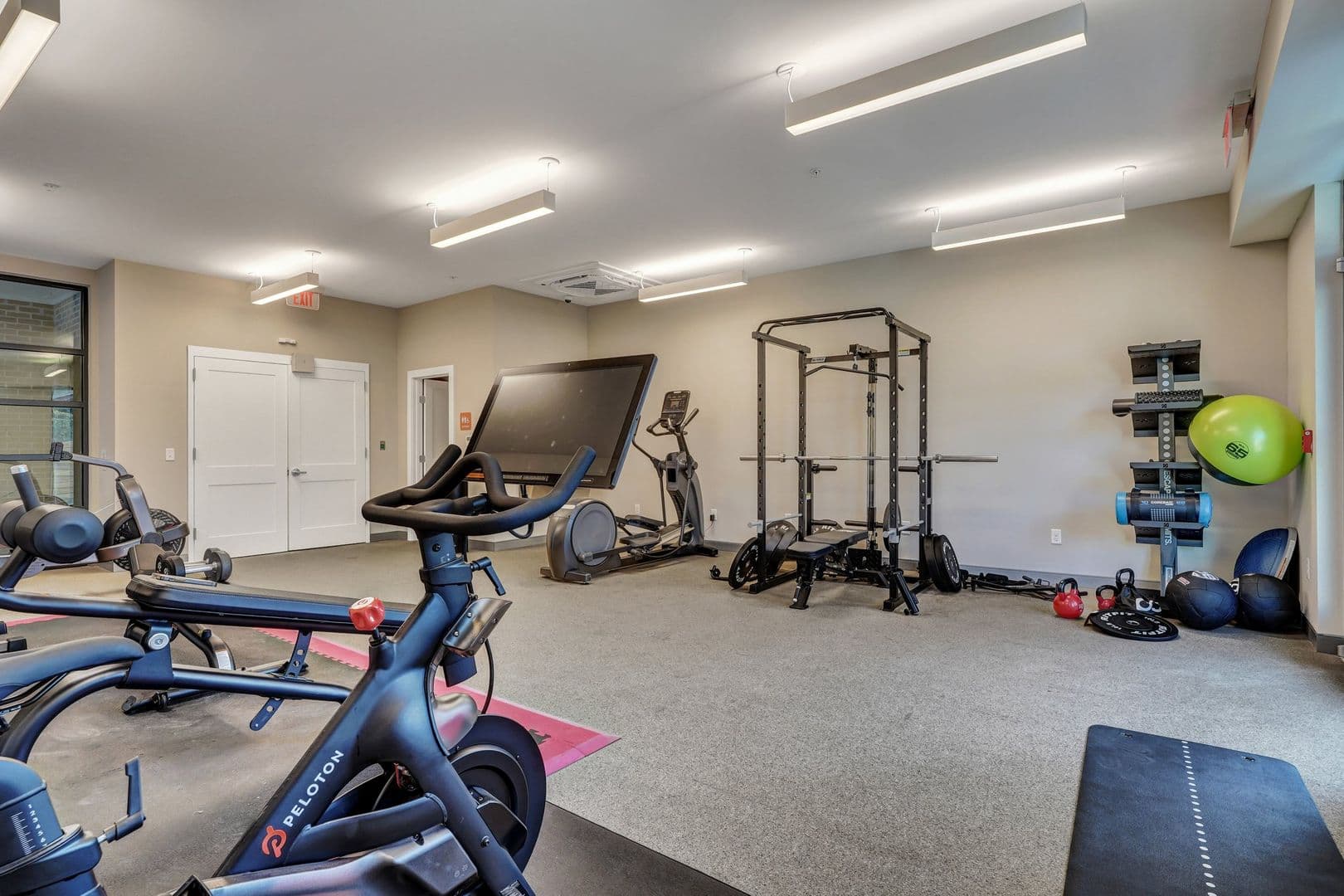 Savannah Apartment: 601 East 39th St
