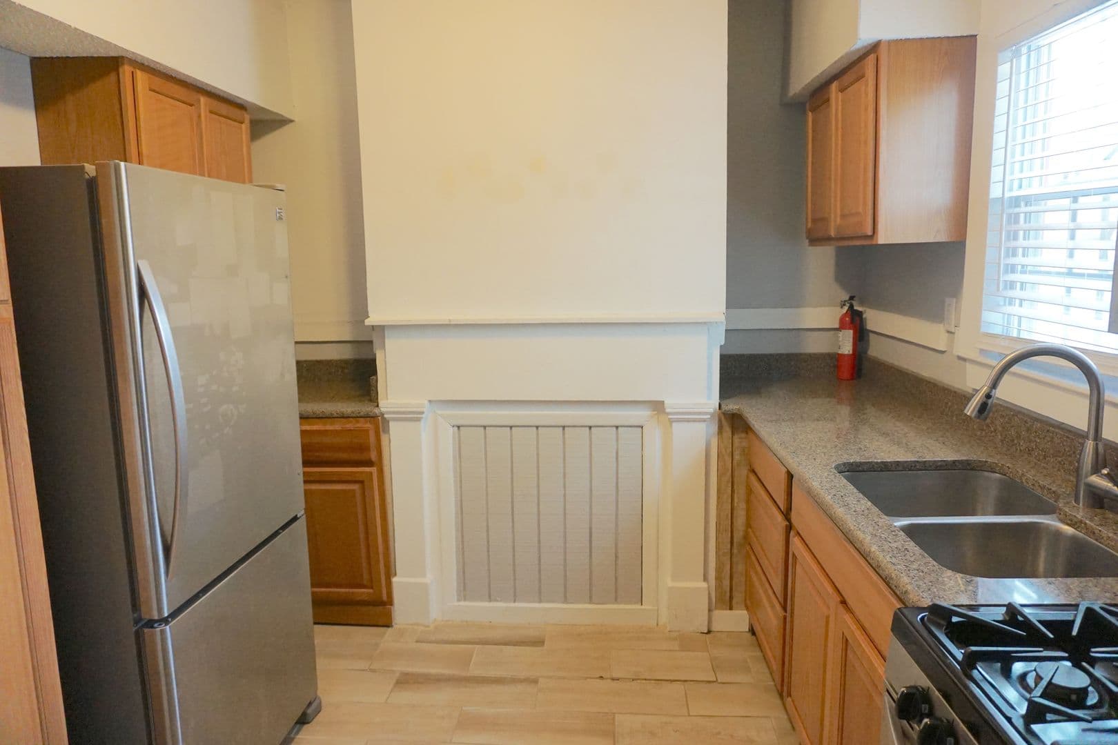 Savannah House: 301 W Waldburg St