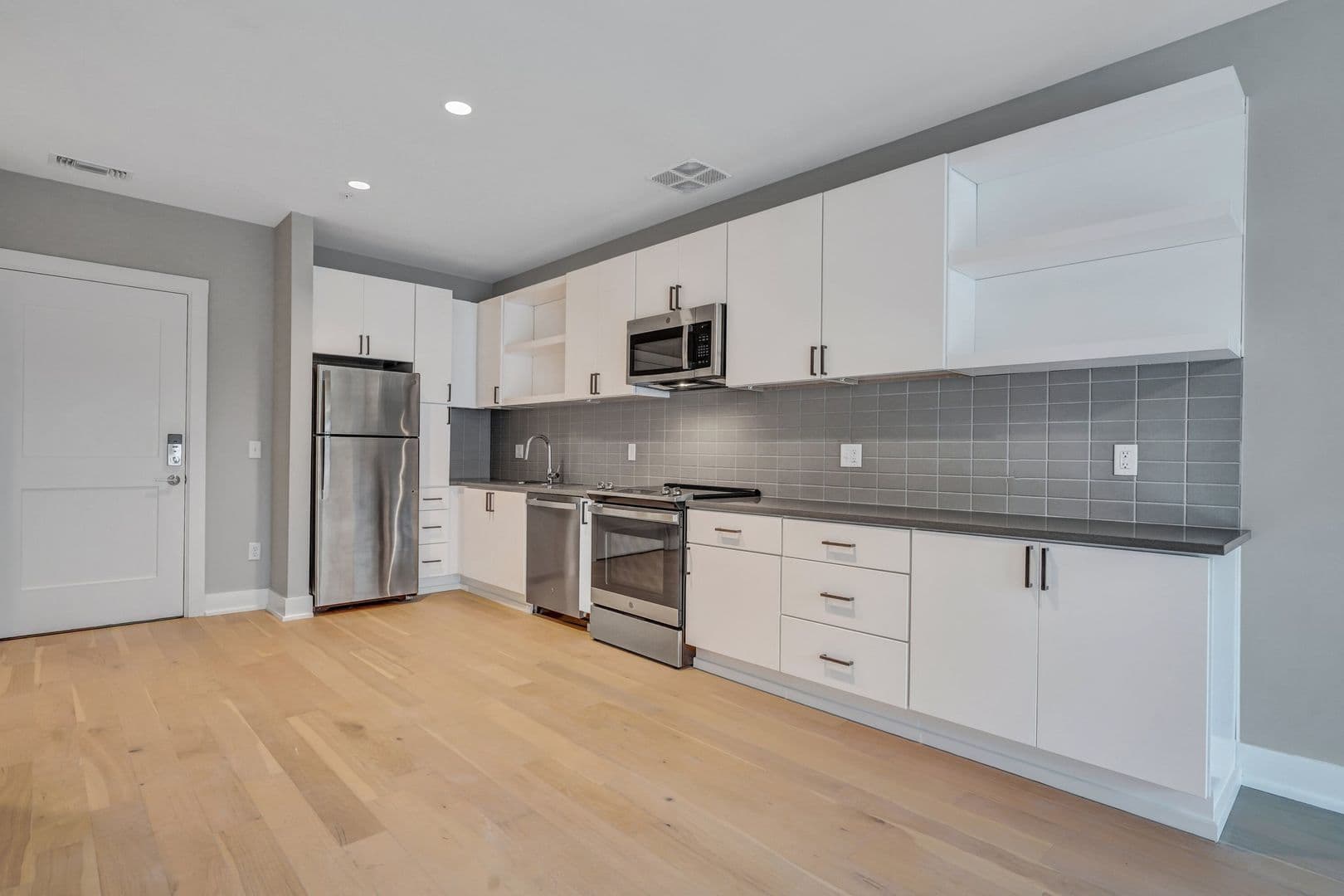 Savannah Apartment: 601 East 39th St