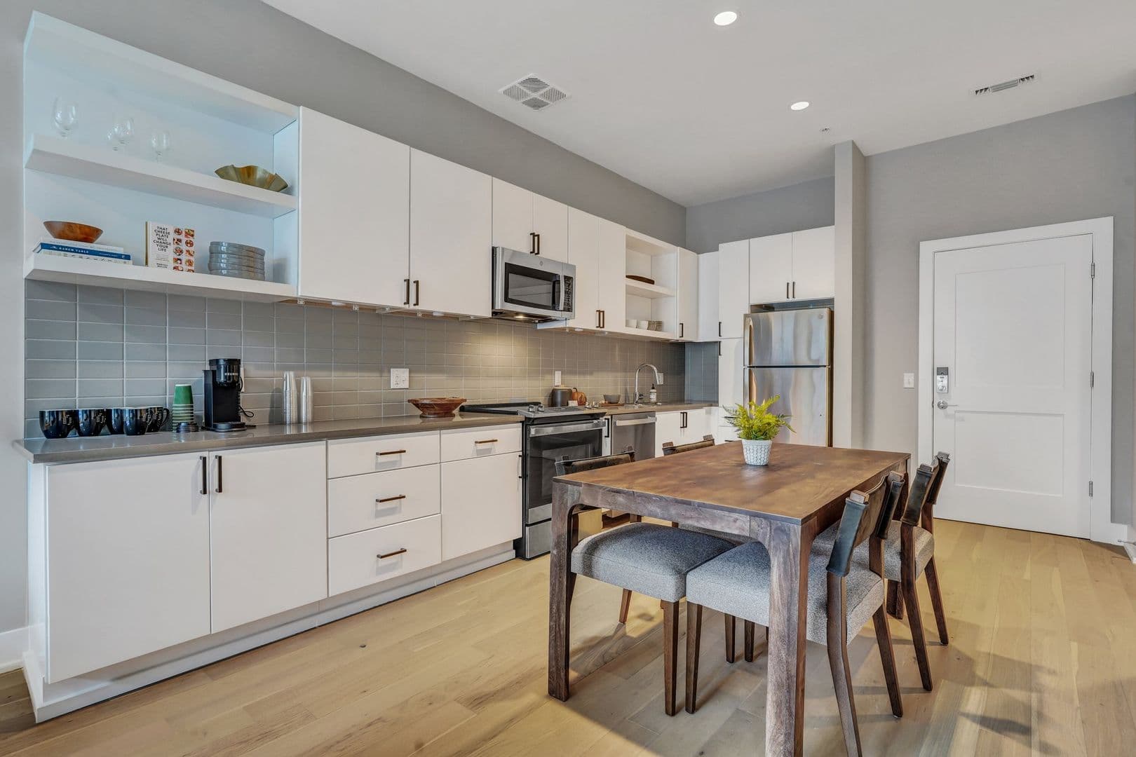 Savannah Apartment: 601 East 39th St