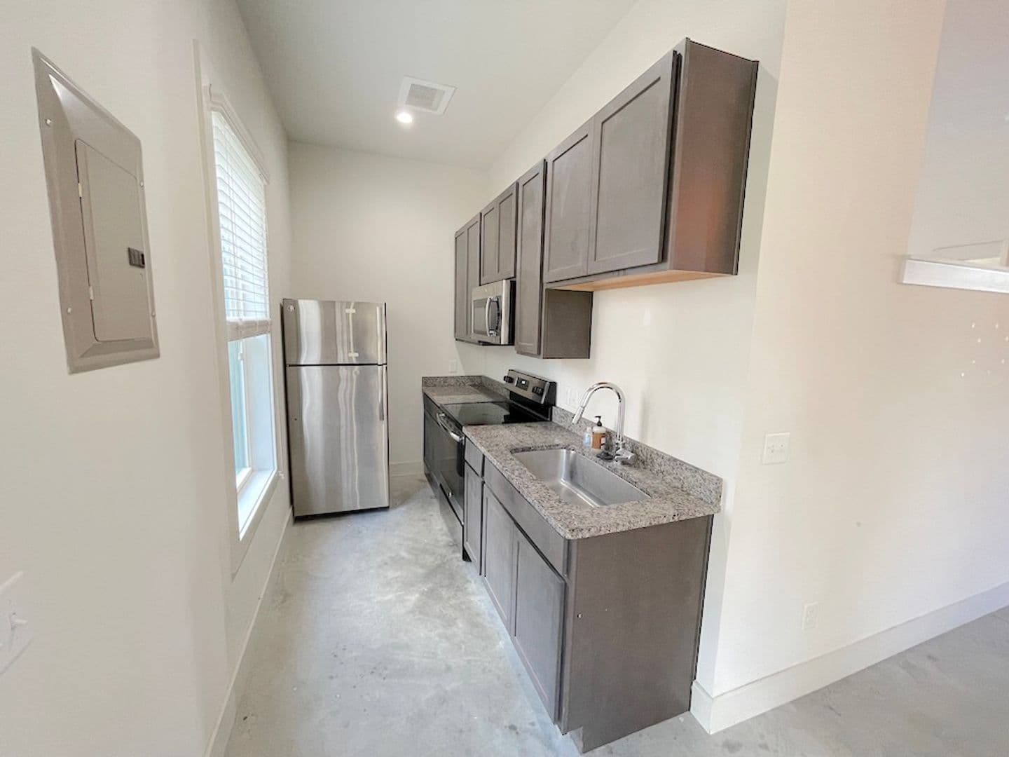 Savannah Apartment: 609 E. Duffy Lane