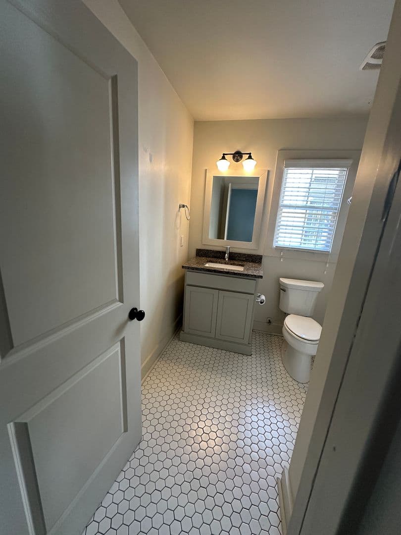 Savannah House: 614 E. Henry Street