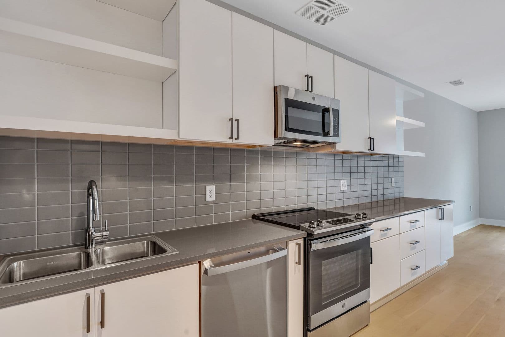 Savannah Apartment: 601 East 39th St