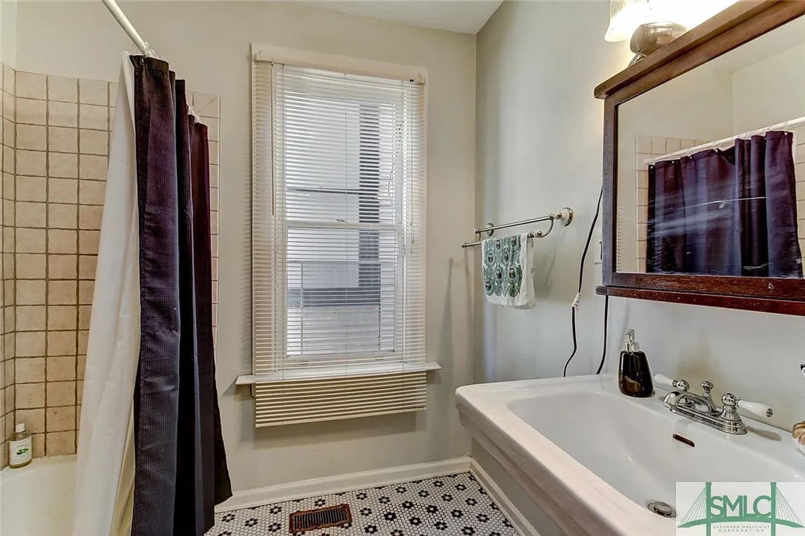 Savannah House: 109 1/2 W 37th St