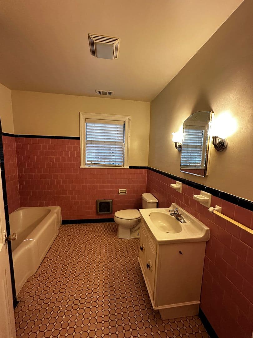 Savannah House: 6 W 50th St