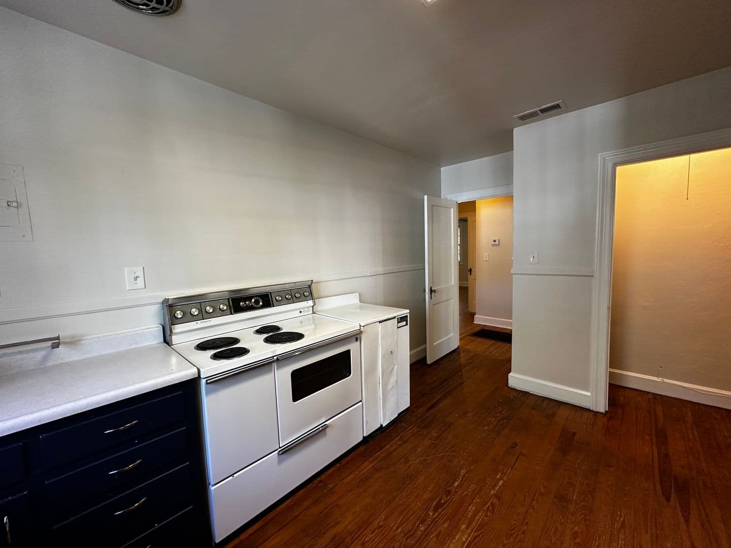 Savannah House: 6 W 50th St