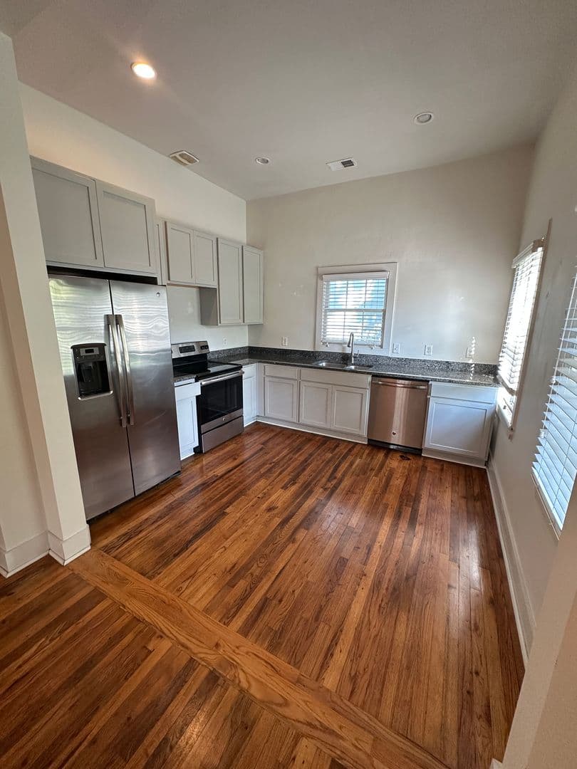 Savannah House: 614 E. Henry Street