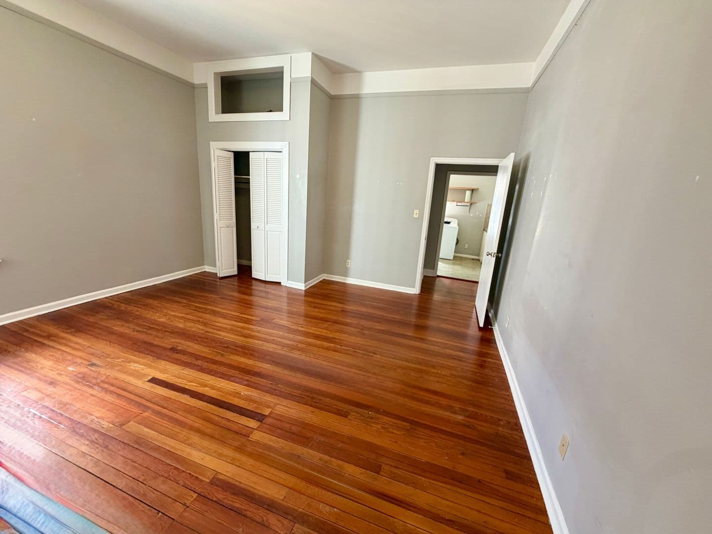 Savannah House: 109 W 37th St