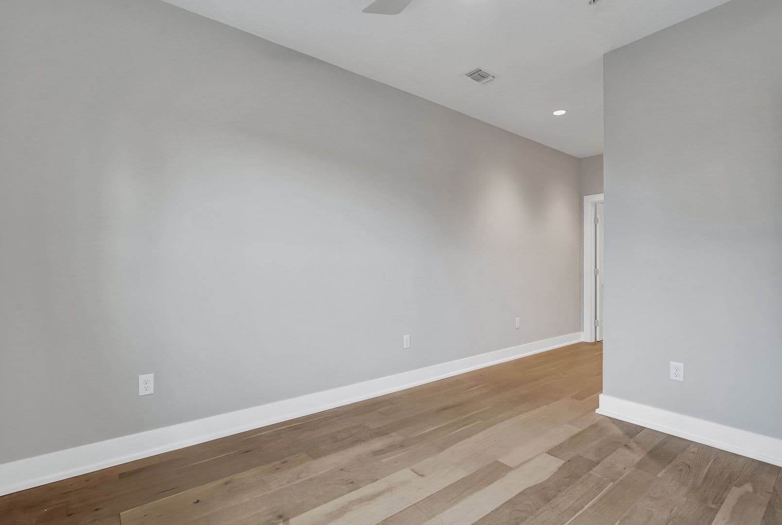 Savannah Apartment: 601 East 39th St