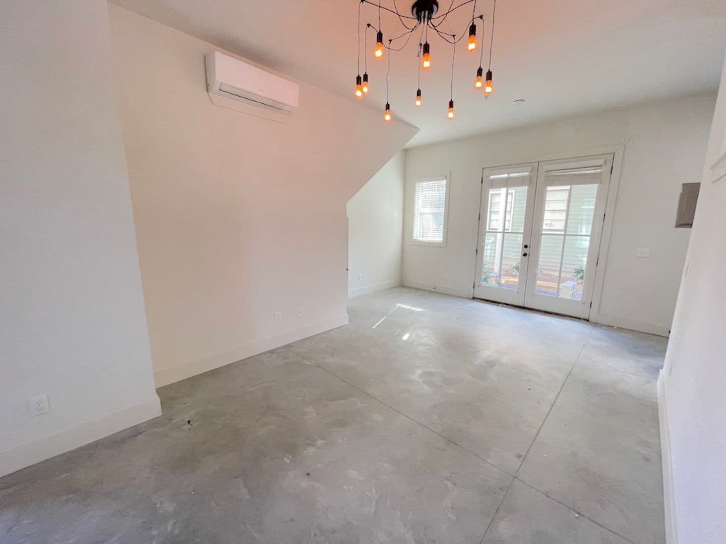 Savannah Apartment: 609 E. Duffy Lane