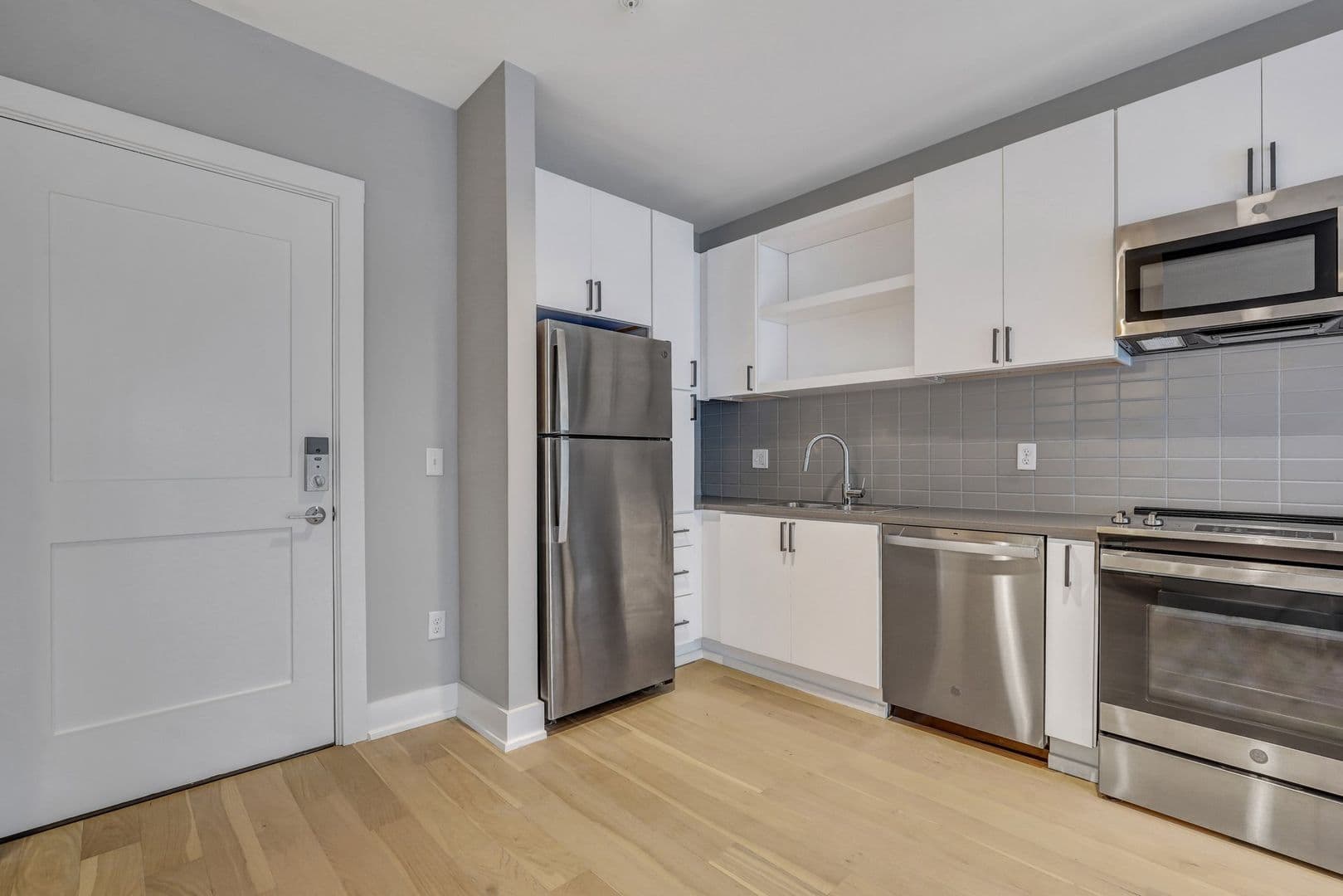 Savannah Apartment: 601 East 39th St