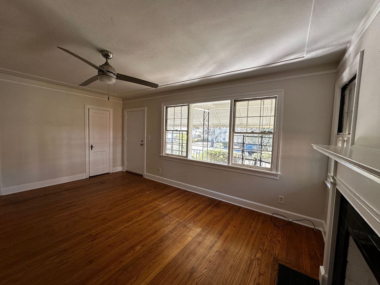 Savannah House: 6 W 50th St
