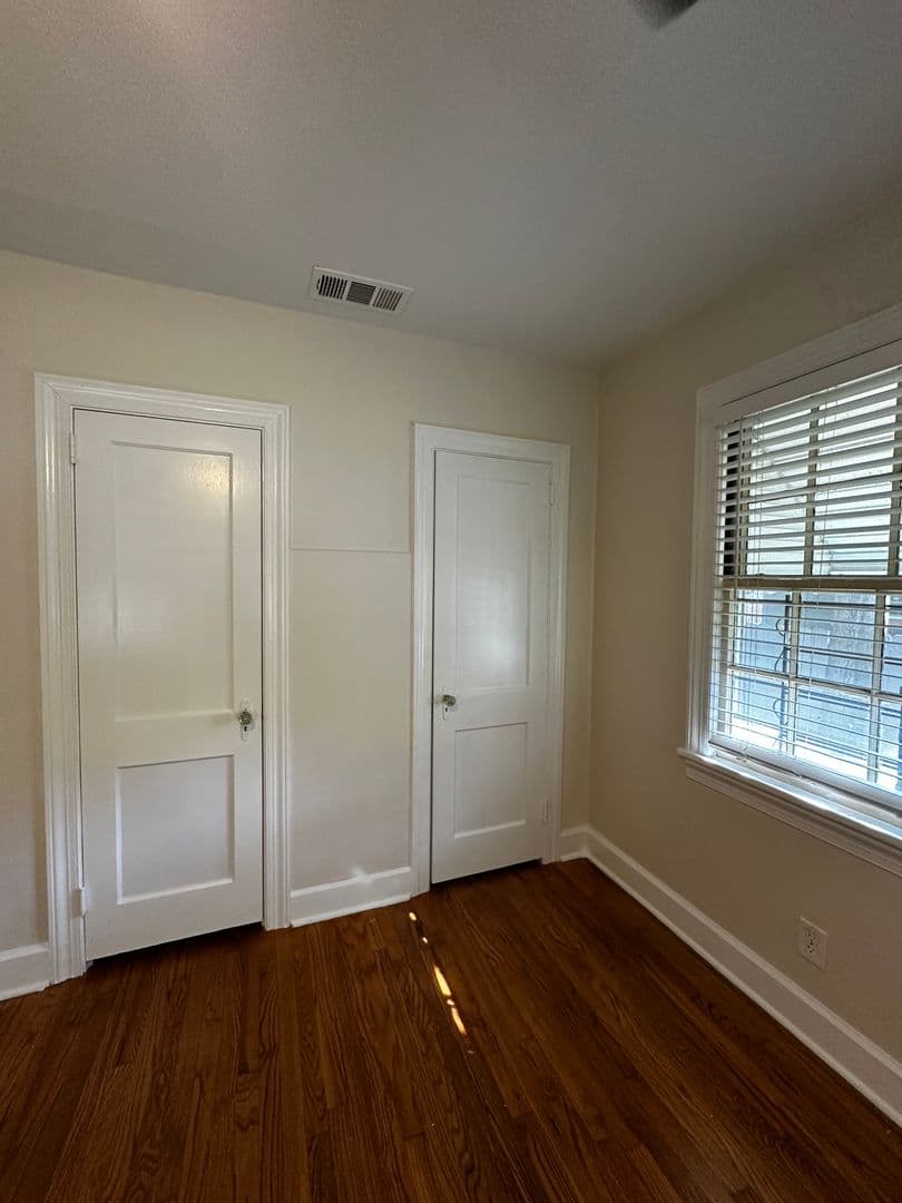 Savannah House: 6 W 50th St
