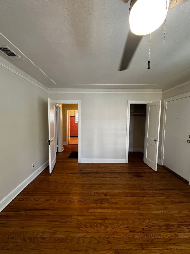 Savannah House: 6 W 50th St