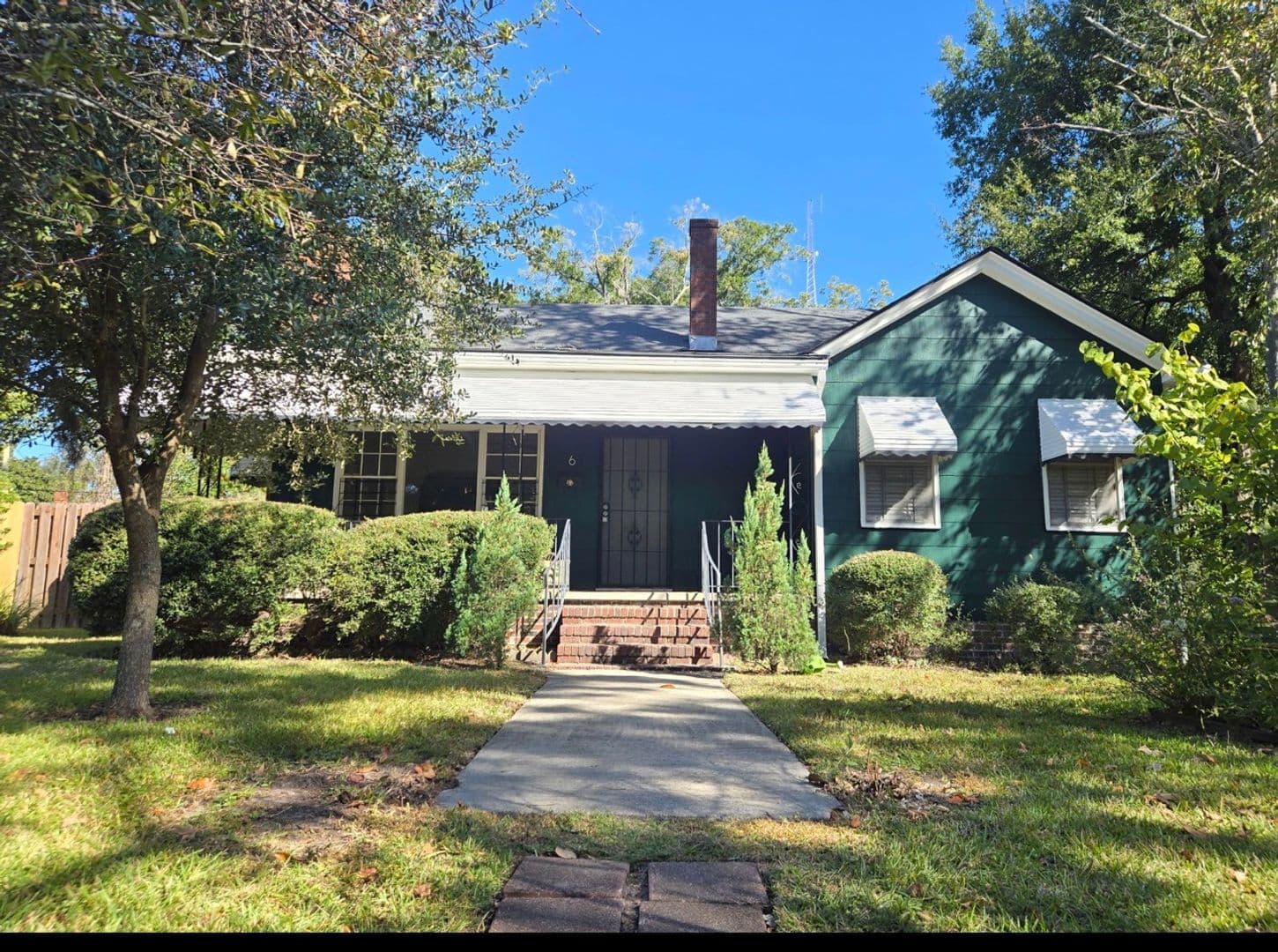 Savannah House: 6 W 50th St