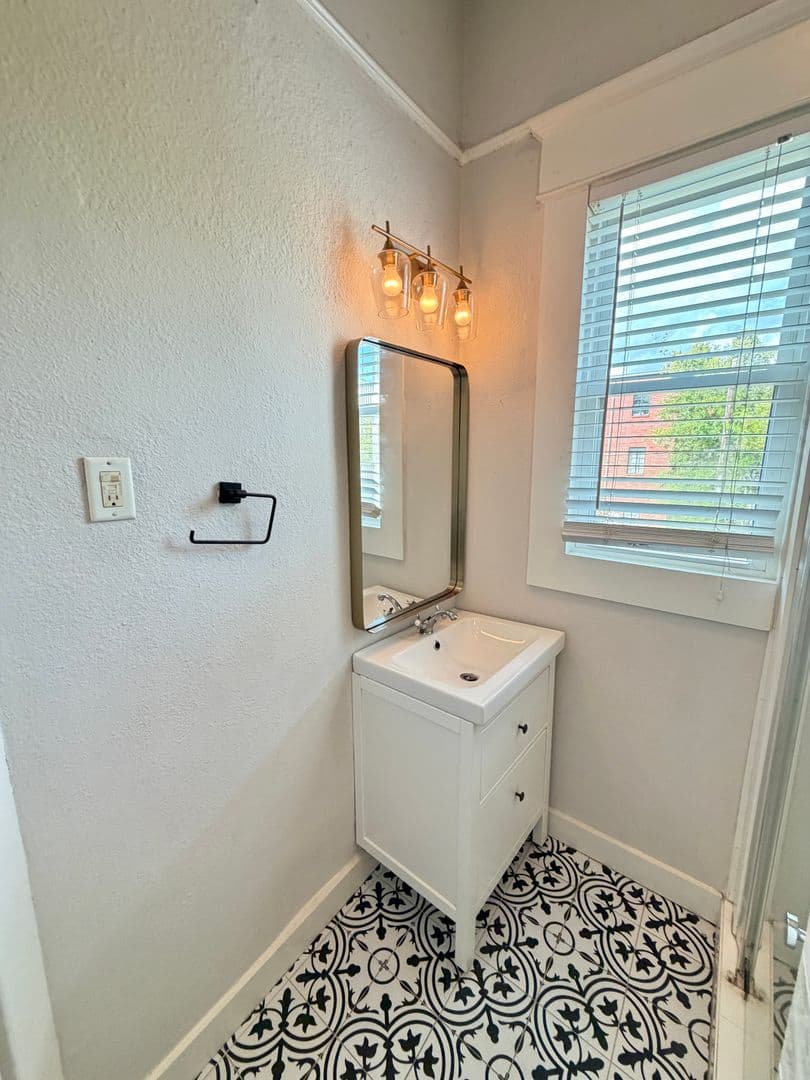 Savannah Apartment: 1016 E Anderson St